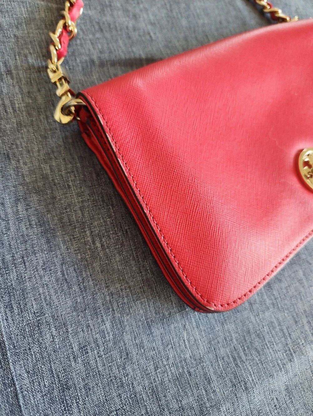 Tory Burch Robinson Bag Red Leather Gold Chain Crossbody Bag with Logo Close